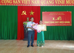 Lễ trao tặng huy hiệu Đảng