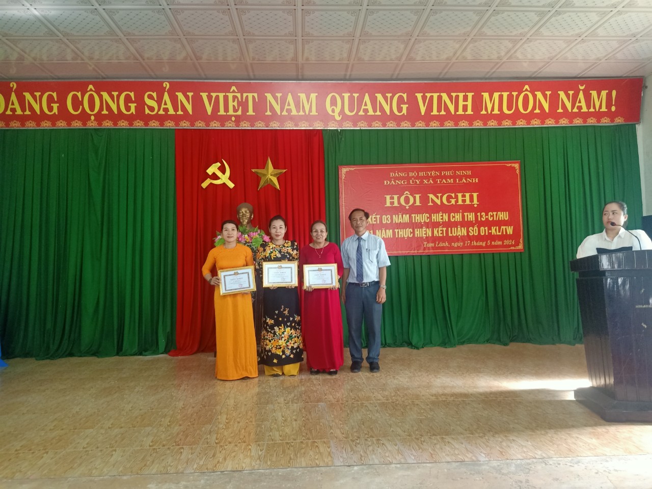 Hình ảnh: khen thưởng tập thể, cá nhân tiêu biểu trong việc thực hiện Kết luận số 01-KL/TW