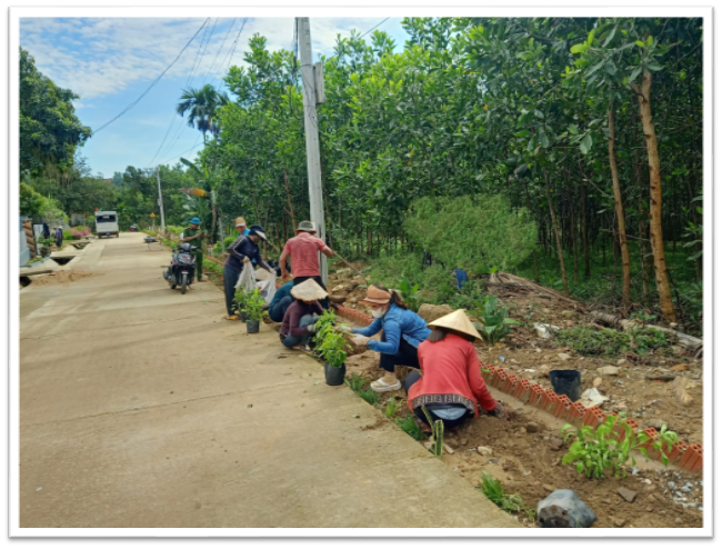 Ảnh ra quân trồng hoa tại làng đồng bào Cor